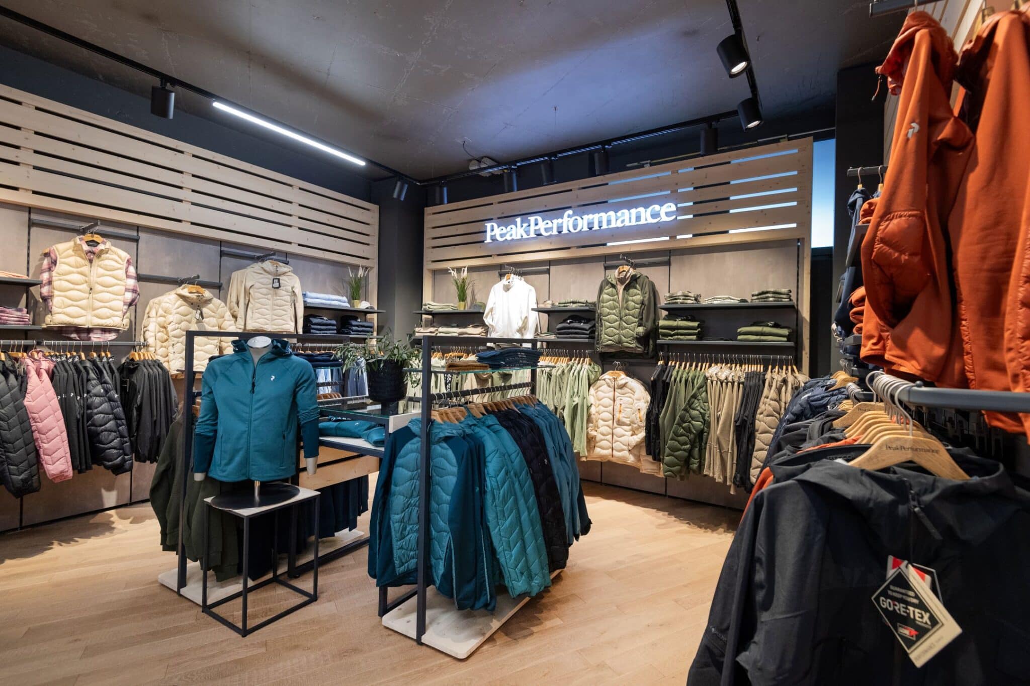 Peak Performance Sortiment bei Achermann Sport in Stans