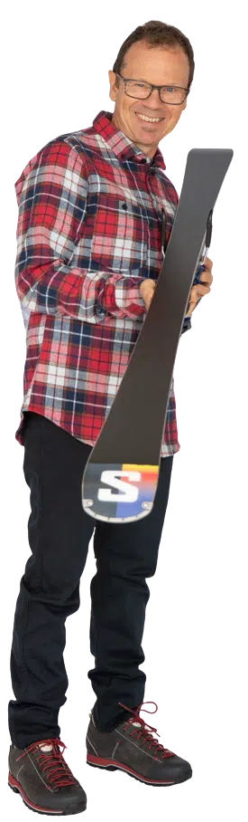 Service-Fachmann Fredy mit Ski bei Achermann Sport in Stans